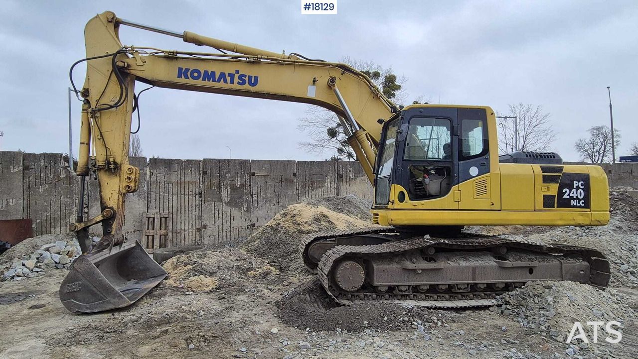 2006 Komatsu PC240NLC-8 crawler excavator, side view 2006 Komatsu PC240NLC-8 crawler excavator, side view
