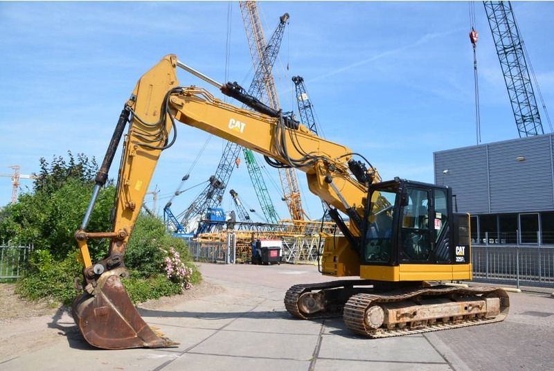 2016 Caterpillar 325FL crawler excavator, side view 2016 Caterpillar 325FL crawler excavator, side view