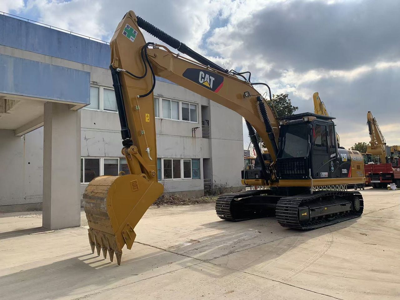 Excavatrice sur chenilles Caterpillar 320D2 (2023), vue de profil Excavatrice sur chenilles Caterpillar 320D2 (2023), vue de profil