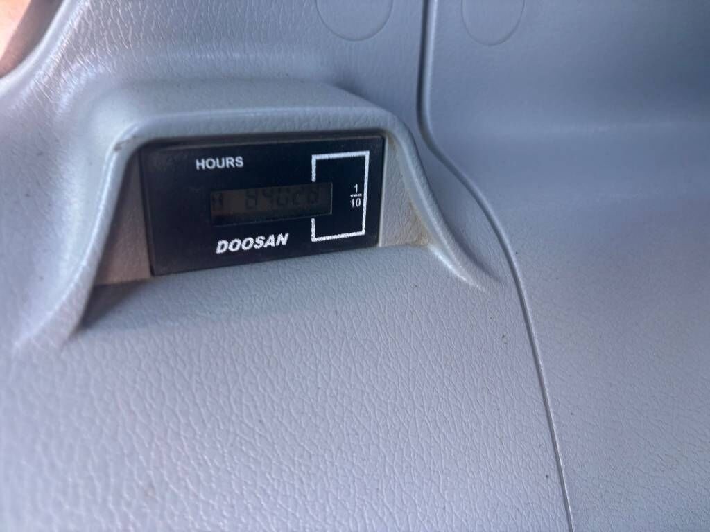 2019 Doosan DX140W-5 hour meter detail 2019 Doosan DX140W-5 hour meter detail