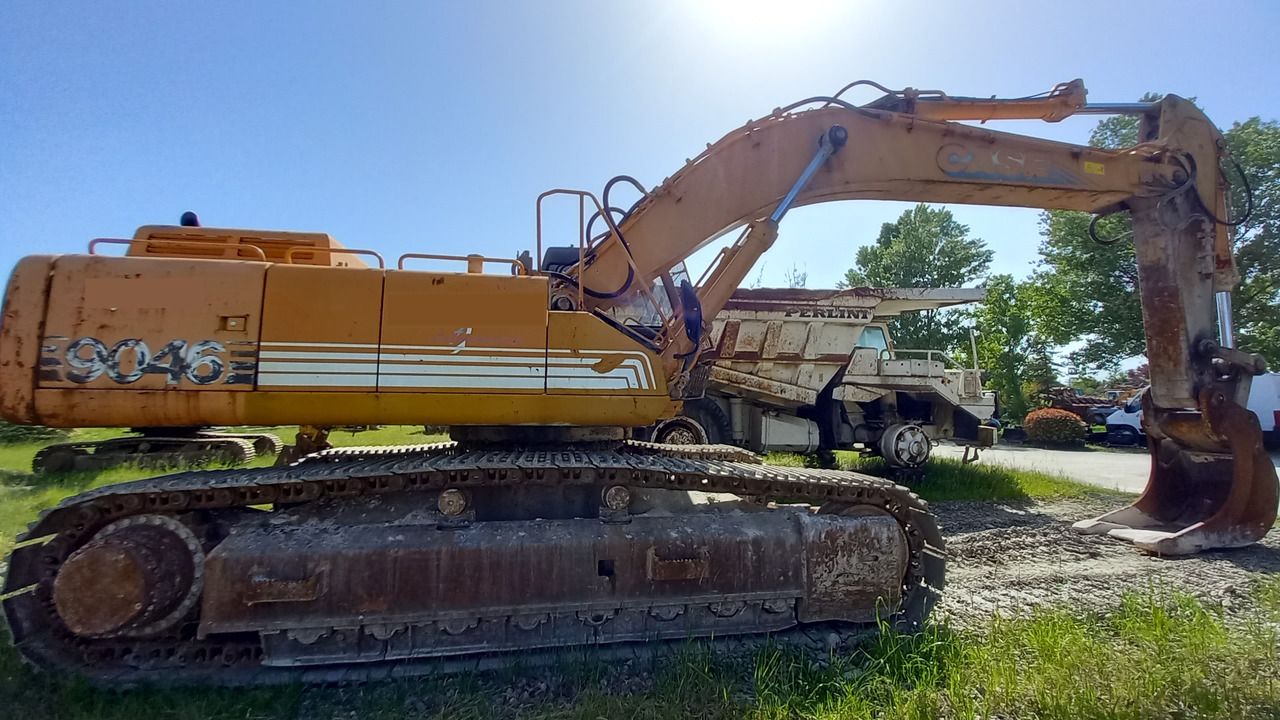 2000 CASE 9046 crawler excavator side view 2000 CASE 9046 crawler excavator side view