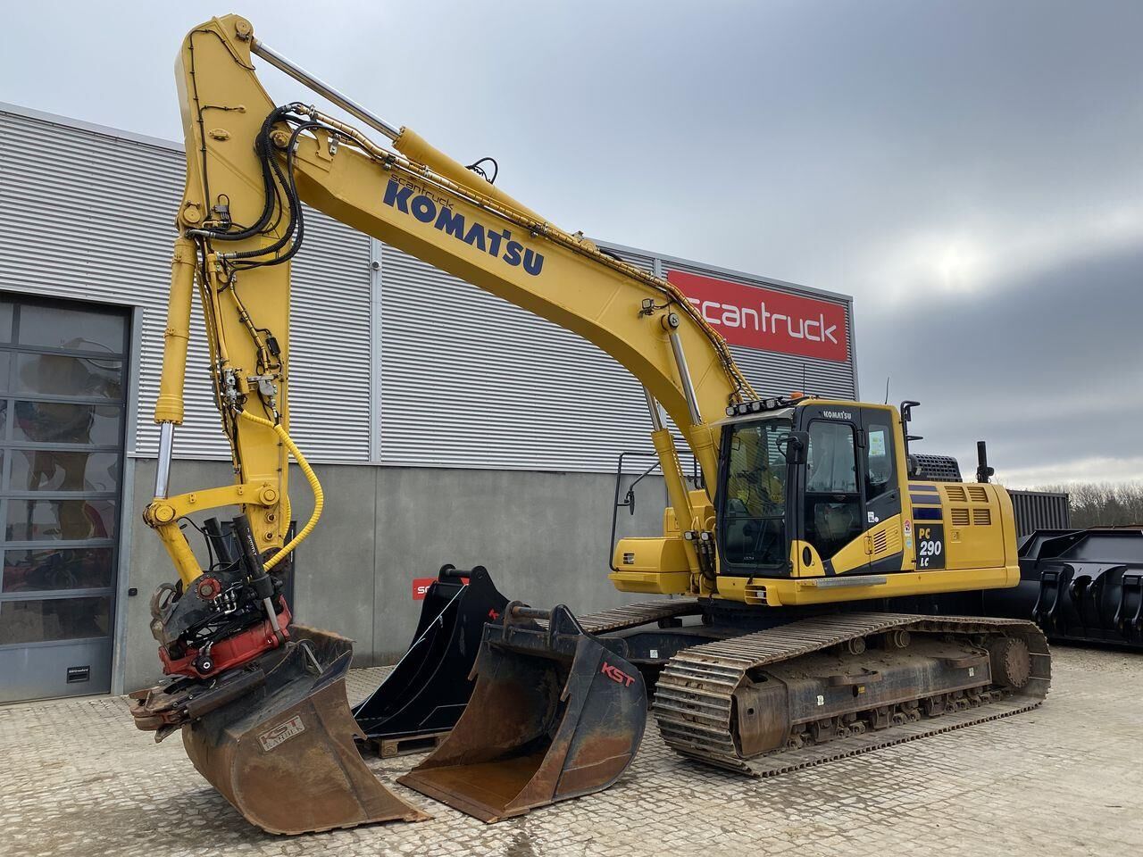 2017 Komatsu PC290LC-11 crawler excavator, side view 2017 Komatsu PC290LC-11 crawler excavator, side view