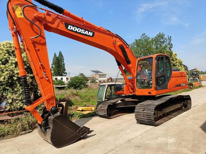 2020 Doosan 225LC crawler excavator, side view 2020 Doosan 225LC crawler excavator, side view