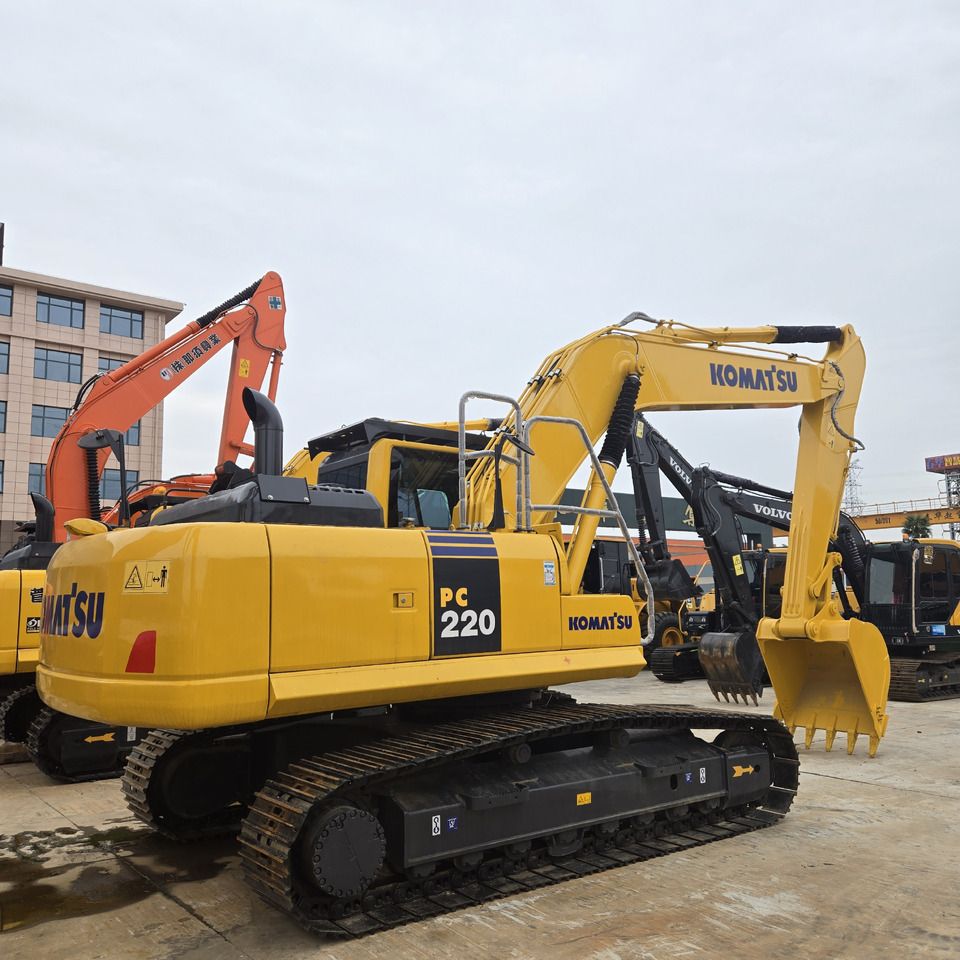 Pelle sur chenilles Komatsu PC220-8 2023, vue arrière trois-quarts Pelle sur chenilles Komatsu PC220-8 2023, vue arrière trois-quarts
