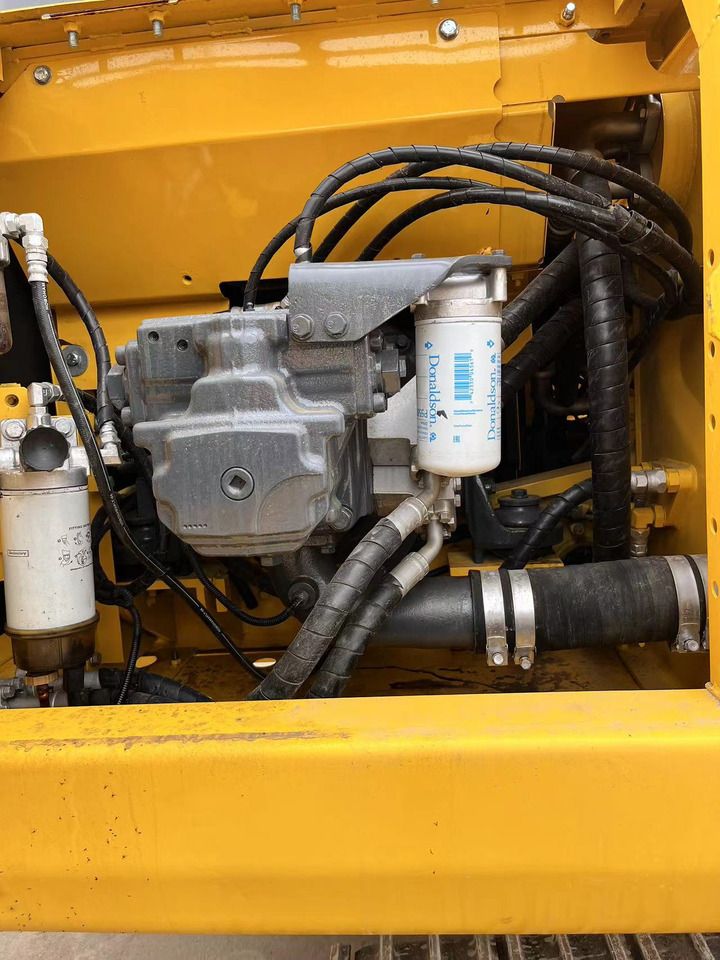 Détail compartiment moteur pelle sur chenilles Komatsu PC200-8 2024 Détail compartiment moteur pelle sur chenilles Komatsu PC200-8 2024