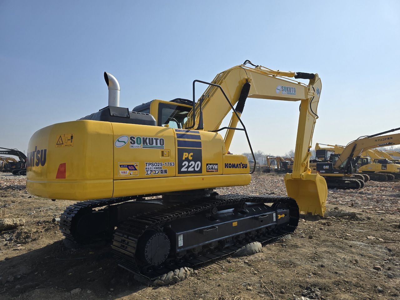 Escavatore cingolato Komatsu PC220-8 del 2025, vista posteriore tre quarti Escavatore cingolato Komatsu PC220-8 del 2025, vista posteriore tre quarti