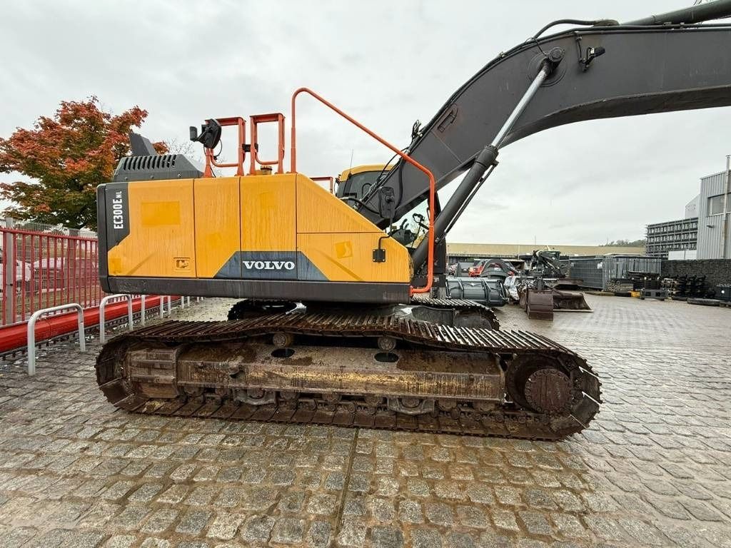 2016 Volvo EC300E NL crawler excavator, side profile view 2016 Volvo EC300E NL crawler excavator, side profile view