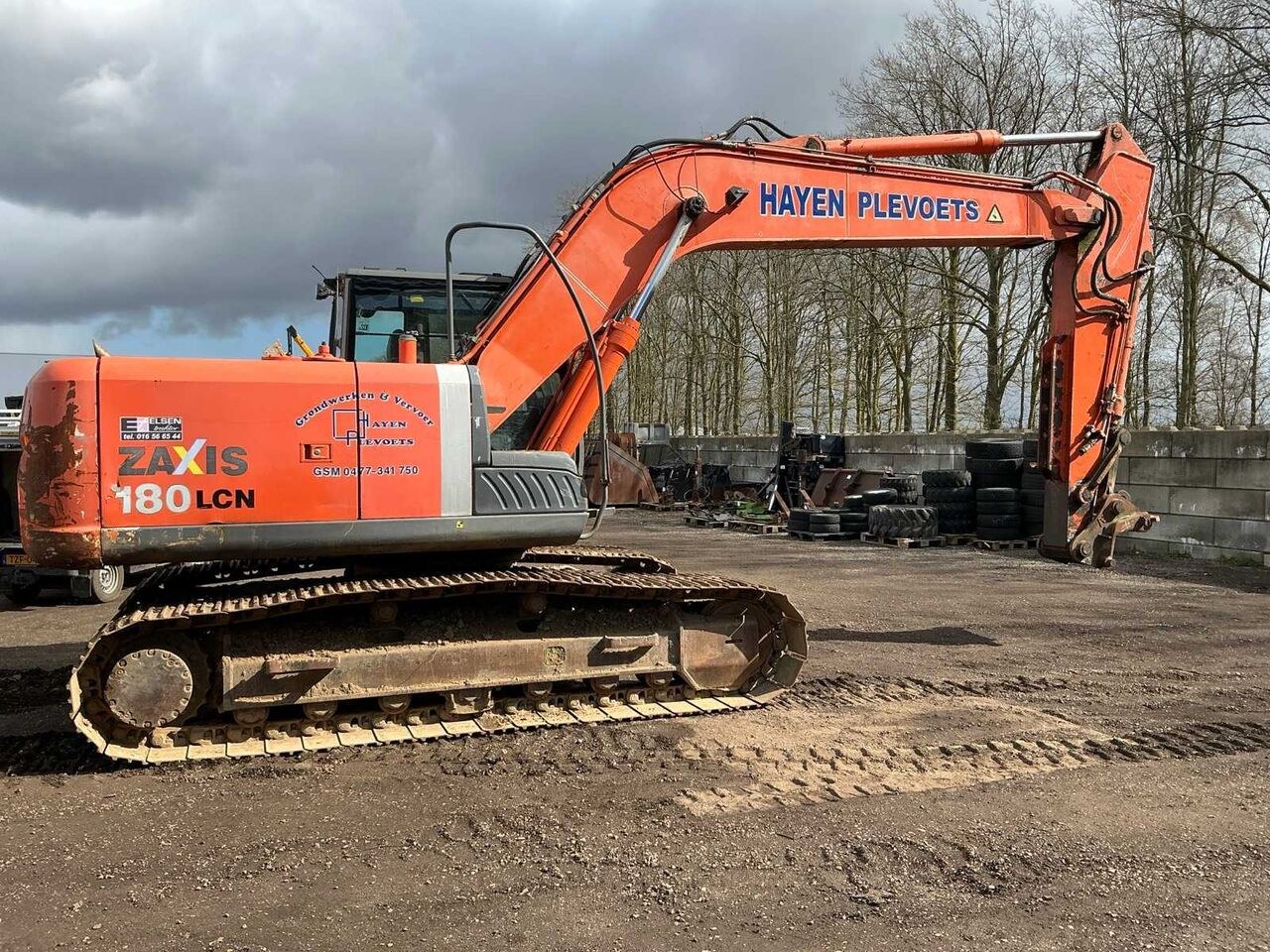 2009 Hitachi Zaxis 180LCN crawler excavator side view 2009 Hitachi Zaxis 180LCN crawler excavator side view
