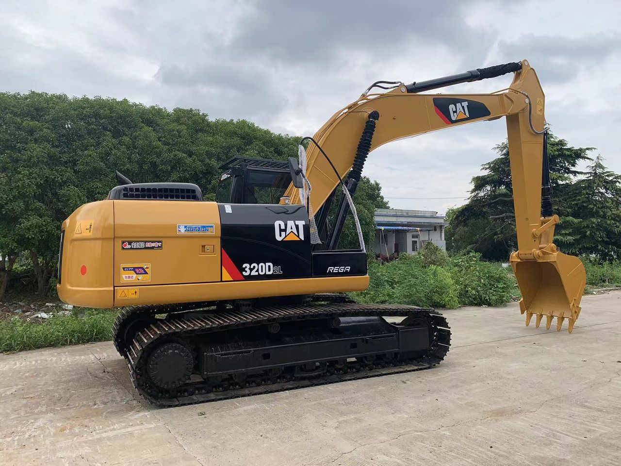 Escavadora de rastos Caterpillar 320D2L de 2023, vista de perfil lateral