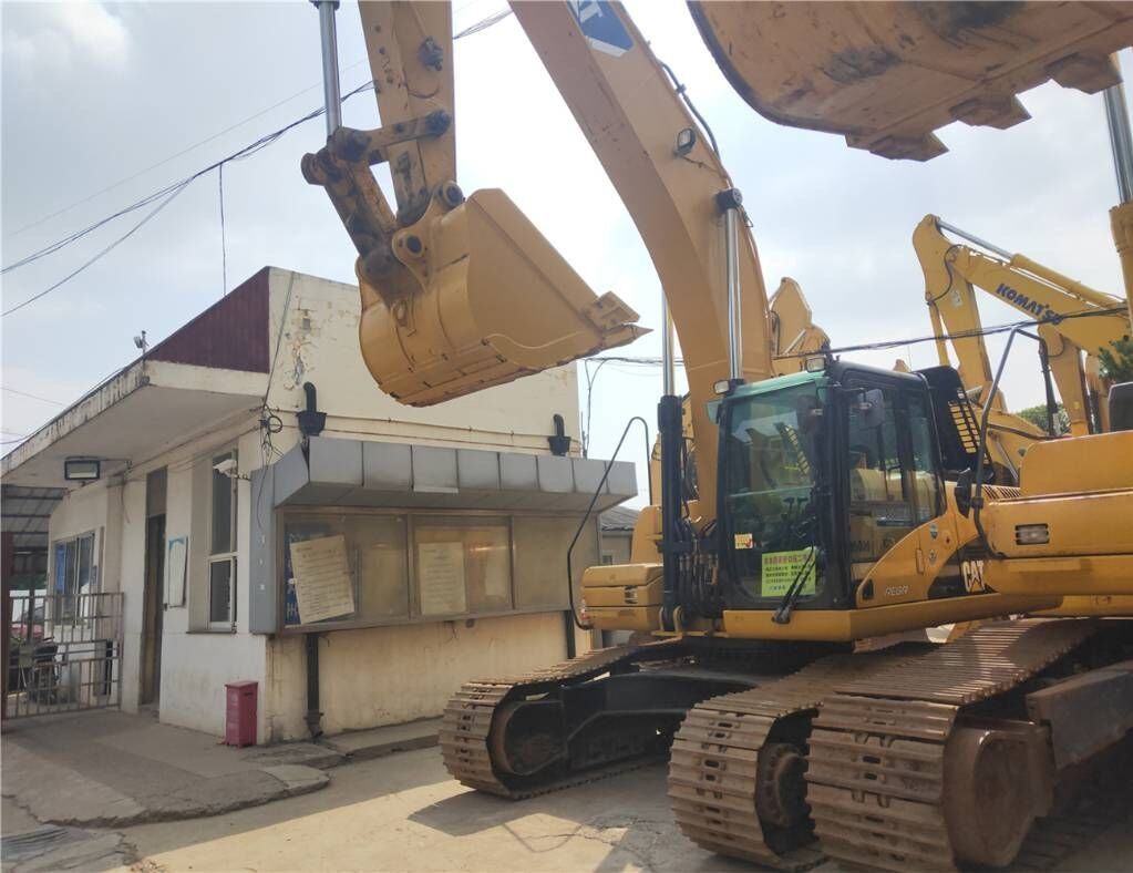2016 Caterpillar 329D crawler excavator, front three-quarter view 2016 Caterpillar 329D crawler excavator, front three-quarter view