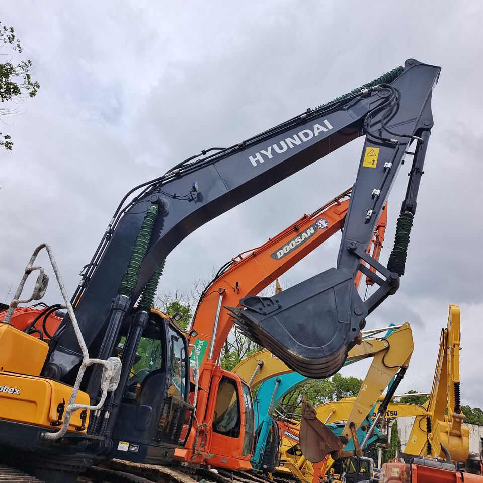 2024 Hyundai R225LC-9T crawler excavator, side view 2024 Hyundai R225LC-9T crawler excavator, side view