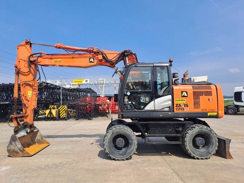 2016 Hitachi Zaxis 170W wheel excavator side view 2016 Hitachi Zaxis 170W wheel excavator side view