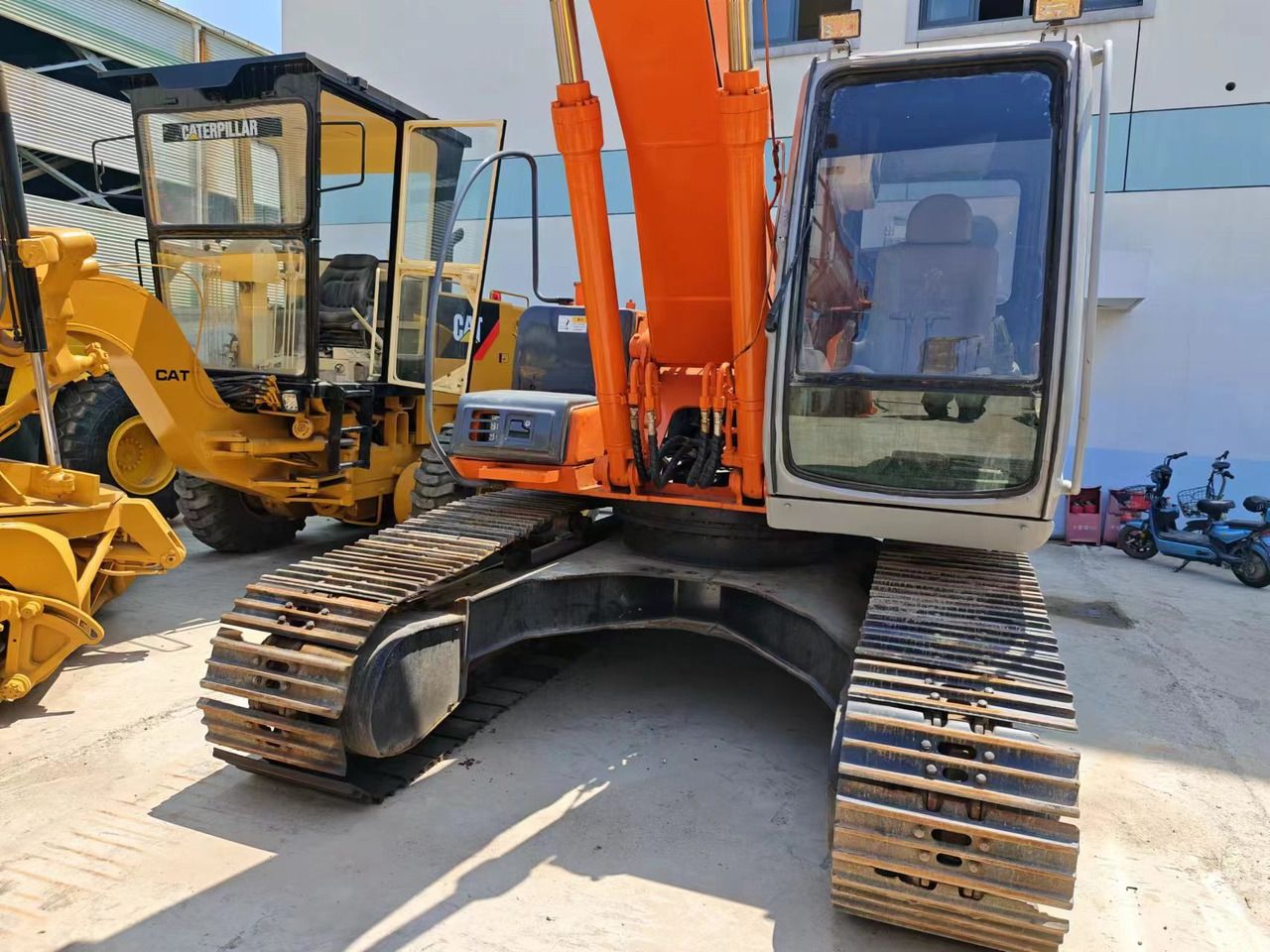 2016 Hitachi EX200-5 crawler excavator, front view 2016 Hitachi EX200-5 crawler excavator, front view