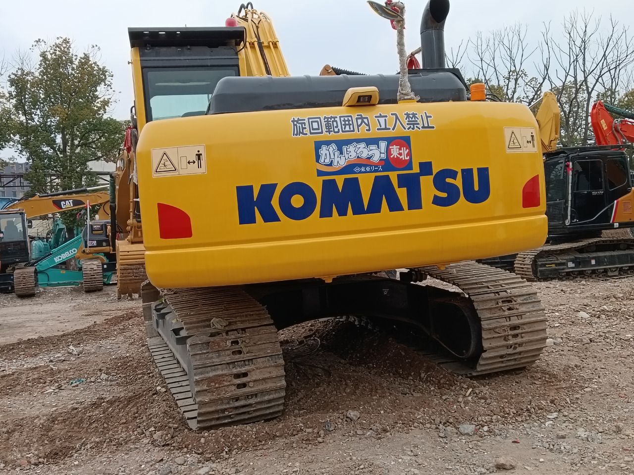 Escavatore cingolato Komatsu PC200-8 del 2023, vista posteriore Escavatore cingolato Komatsu PC200-8 del 2023, vista posteriore
