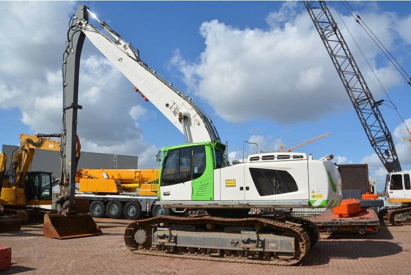 2015 Liebherr R946LC-V crawler excavator, side view