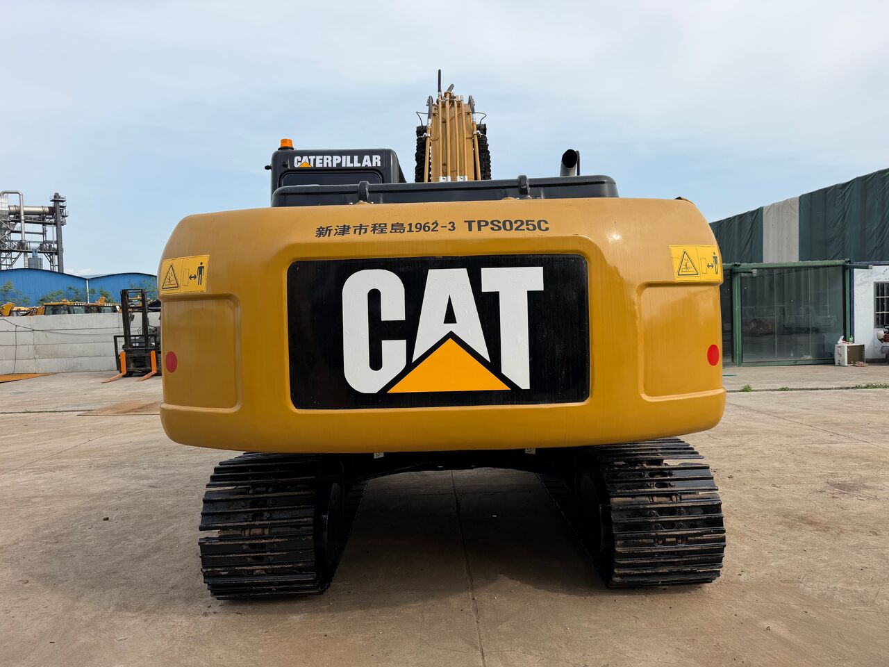 2020 Caterpillar 320D2 crawler excavator, rear view 2020 Caterpillar 320D2 crawler excavator, rear view