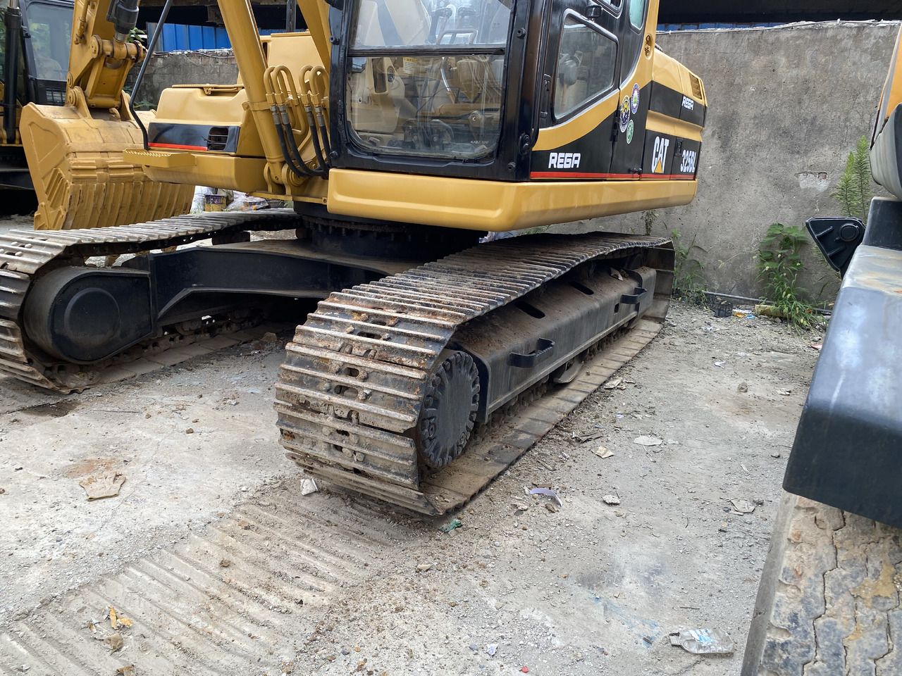 2015 Caterpillar 325B crawler excavator side view 2015 Caterpillar 325B crawler excavator side view