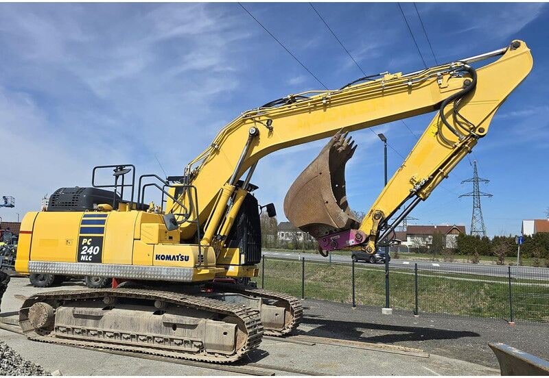 2017 Komatsu PC240 NLC-11 excavator side view 2017 Komatsu PC240 NLC-11 excavator side view