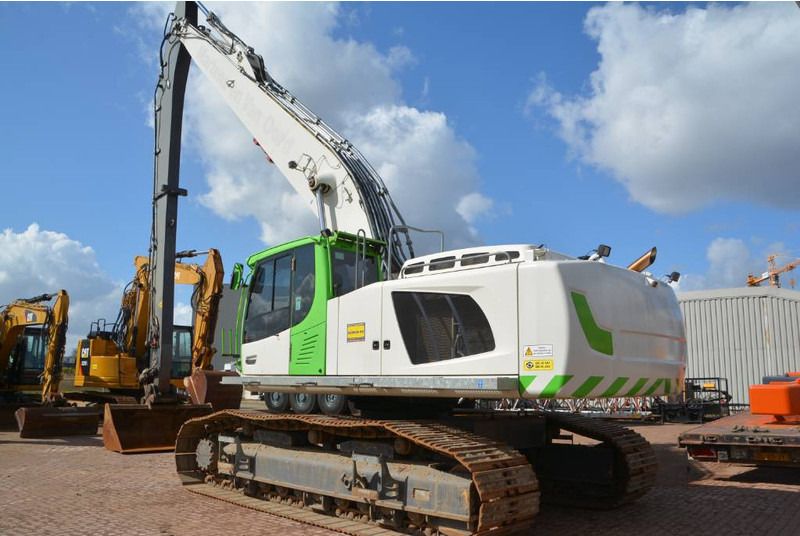 2015 Liebherr R946LC-V crawler excavator, side view