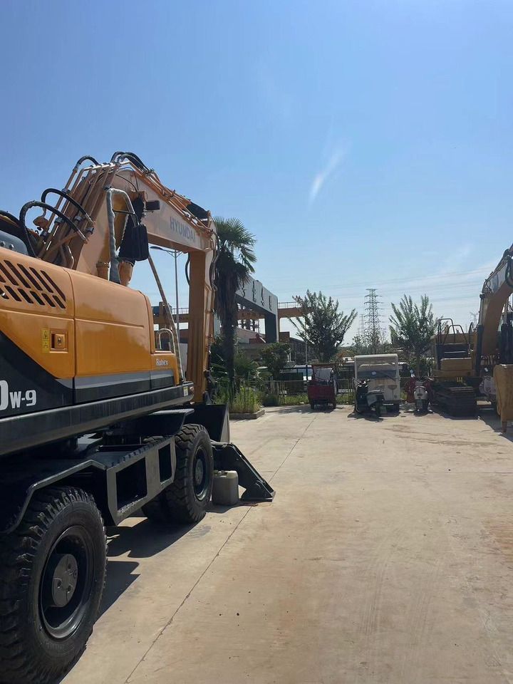2022 Hyundai R210W-9 wheel excavator, side profile view 2022 Hyundai R210W-9 wheel excavator, side profile view