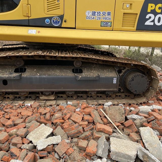 Komatsu PC200-8N1 Raupenbagger Seitenansicht der Ketten Komatsu PC200-8N1 Raupenbagger Seitenansicht der Ketten