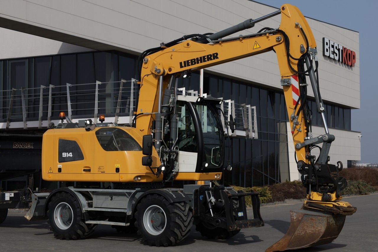 2017 Liebherr A914 LITRONIC wheel excavator side view 2017 Liebherr A914 LITRONIC wheel excavator side view