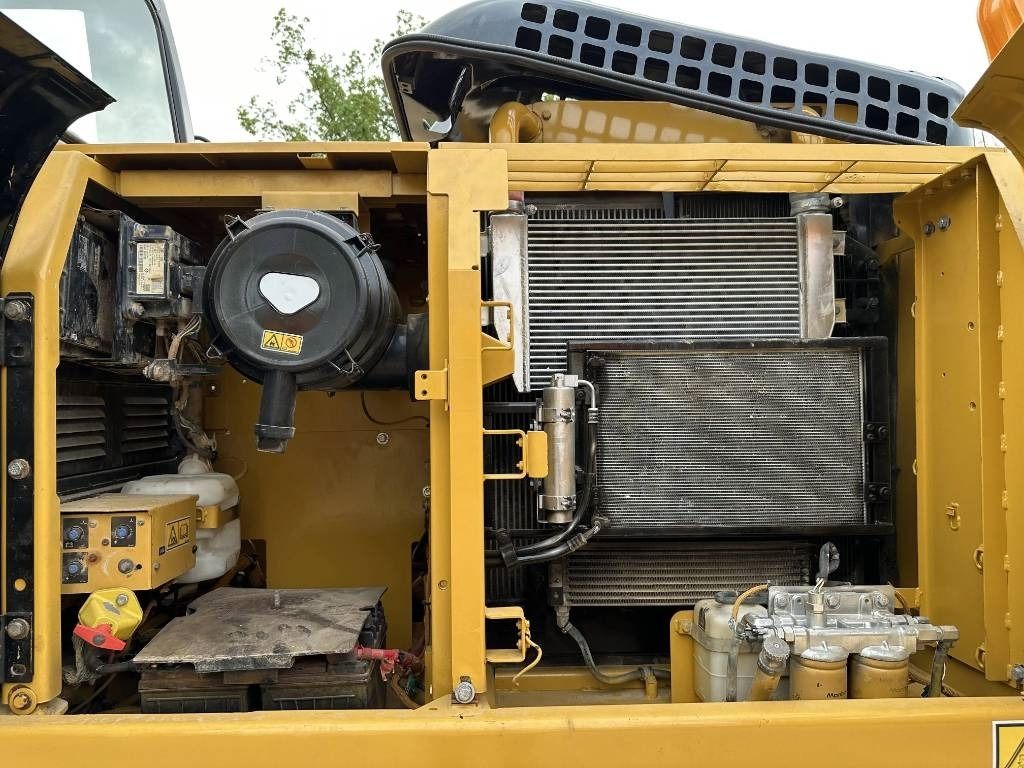 2024 Caterpillar 320D2 pelle sur chenilles vue du compartiment moteur