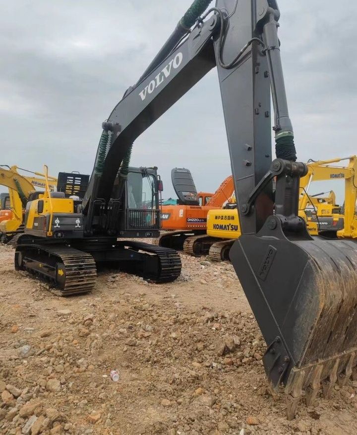 2018 Volvo EC210 crawler excavator, front three-quarter view 2018 Volvo EC210 crawler excavator, front three-quarter view