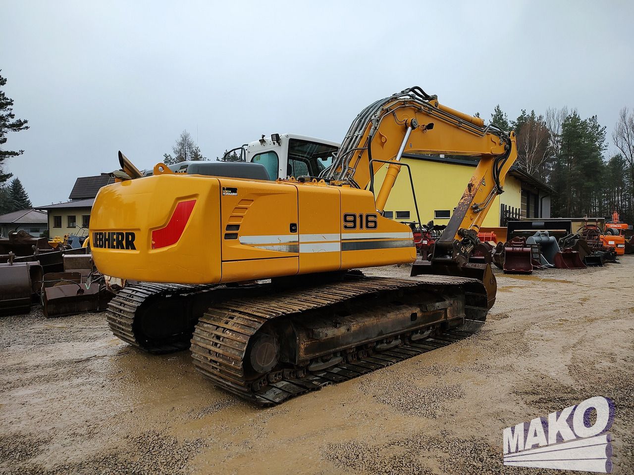 2011 Liebherr R916 LC crawler excavator, rear three-quarter view 2011 Liebherr R916 LC crawler excavator, rear three-quarter view