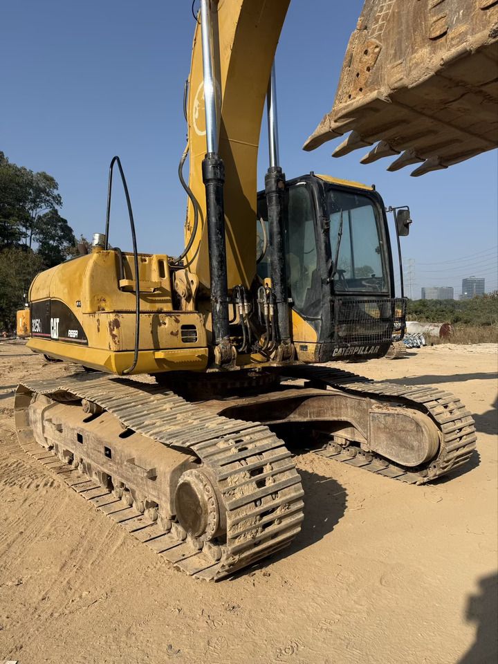 2006 Caterpillar 325CL crawler excavator, front-side view 2006 Caterpillar 325CL crawler excavator, front-side view