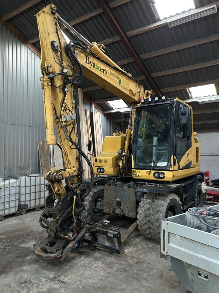 2018 Komatsu PW148-11 wheel excavator, front three-quarter view 2018 Komatsu PW148-11 wheel excavator, front three-quarter view
