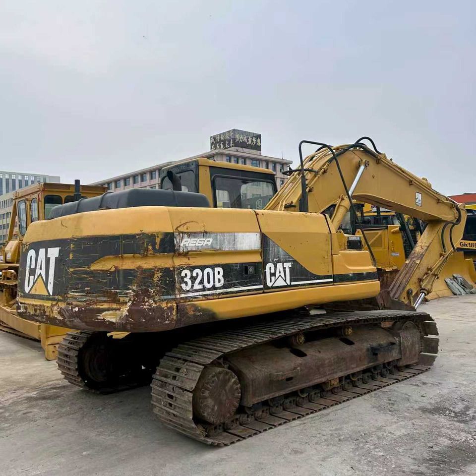 2000 Caterpillar 320B crawler excavator, rear three-quarter view 2000 Caterpillar 320B crawler excavator, rear three-quarter view