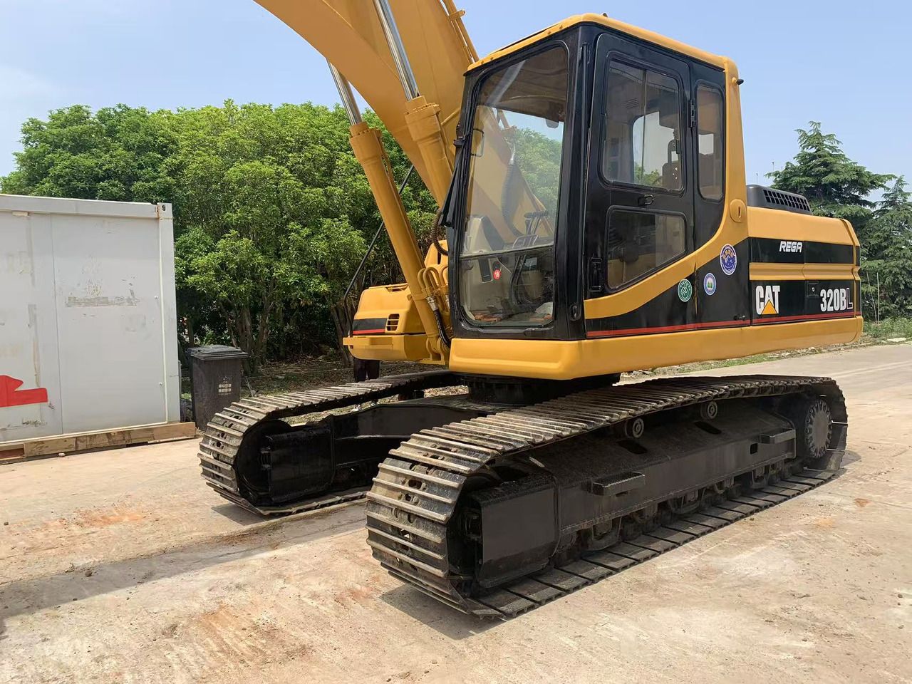 2015 Caterpillar 320BL crawler excavator, side view 2015 Caterpillar 320BL crawler excavator, side view