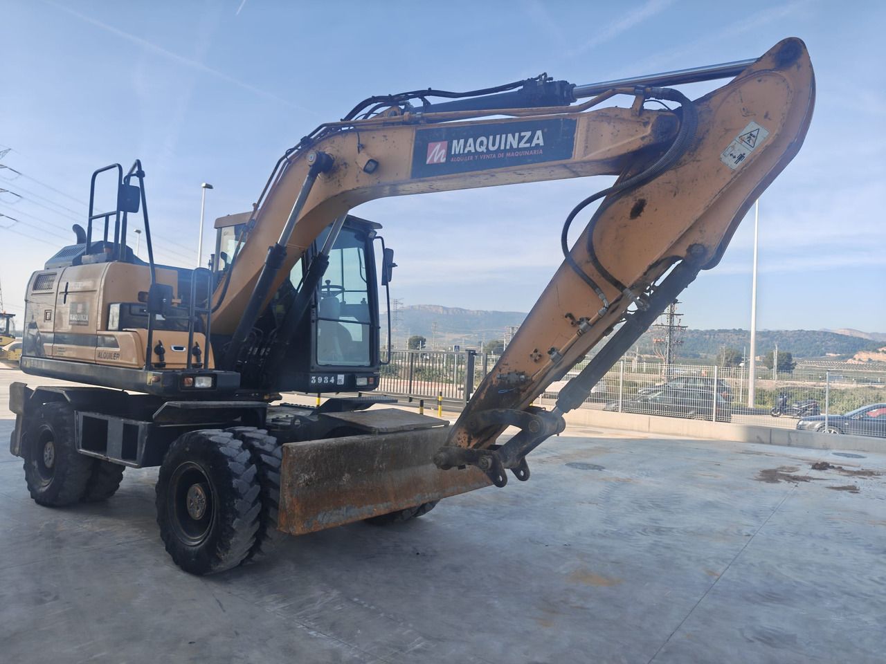 2020 Hyundai HW140 wheel excavator, side view