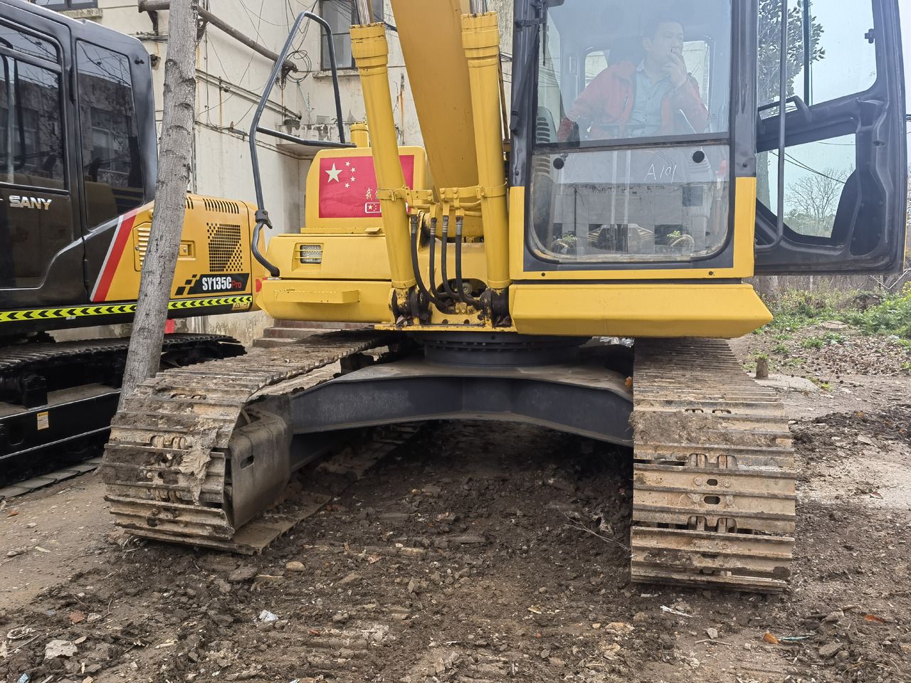 2018 Komatsu PC130-7 excavator, front view 2018 Komatsu PC130-7 excavator, front view