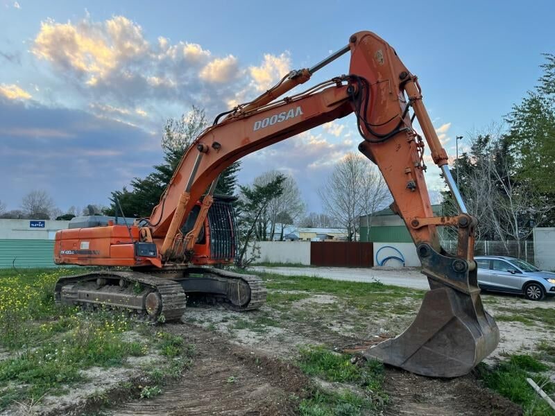 2009 Doosan DX420LC crawler excavator, side profile view