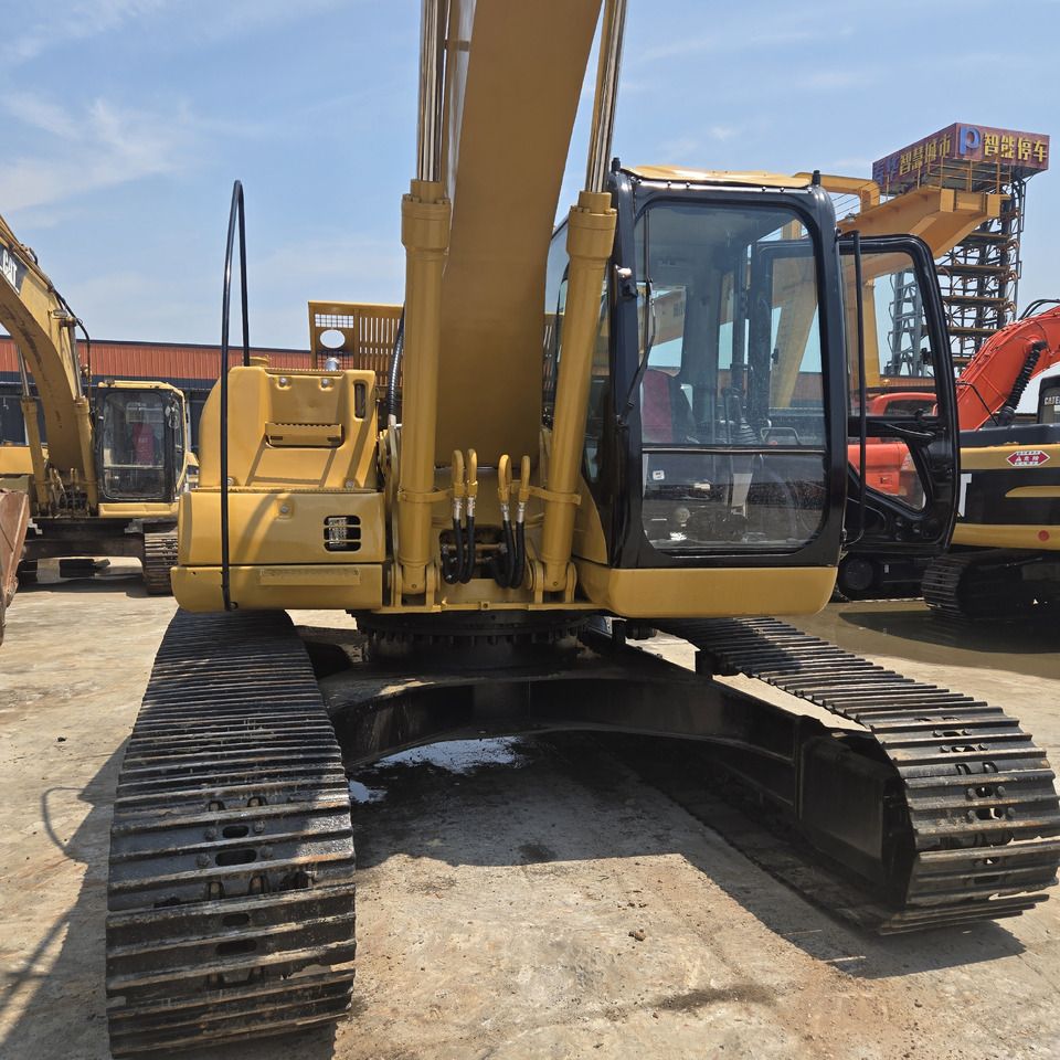 2021 Caterpillar 320C crawler excavator, front-side view 2021 Caterpillar 320C crawler excavator, front-side view