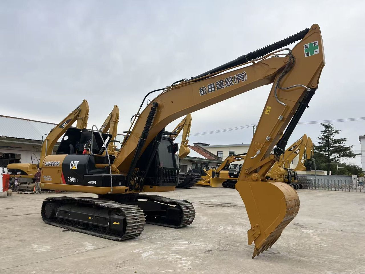 Escavatore cingolato Caterpillar 320D2 del 2023, vista laterale Escavatore cingolato Caterpillar 320D2 del 2023, vista laterale