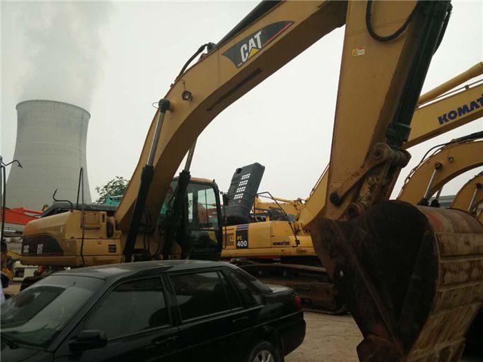 2017 Caterpillar 330C crawler excavator, side view 2017 Caterpillar 330C crawler excavator, side view