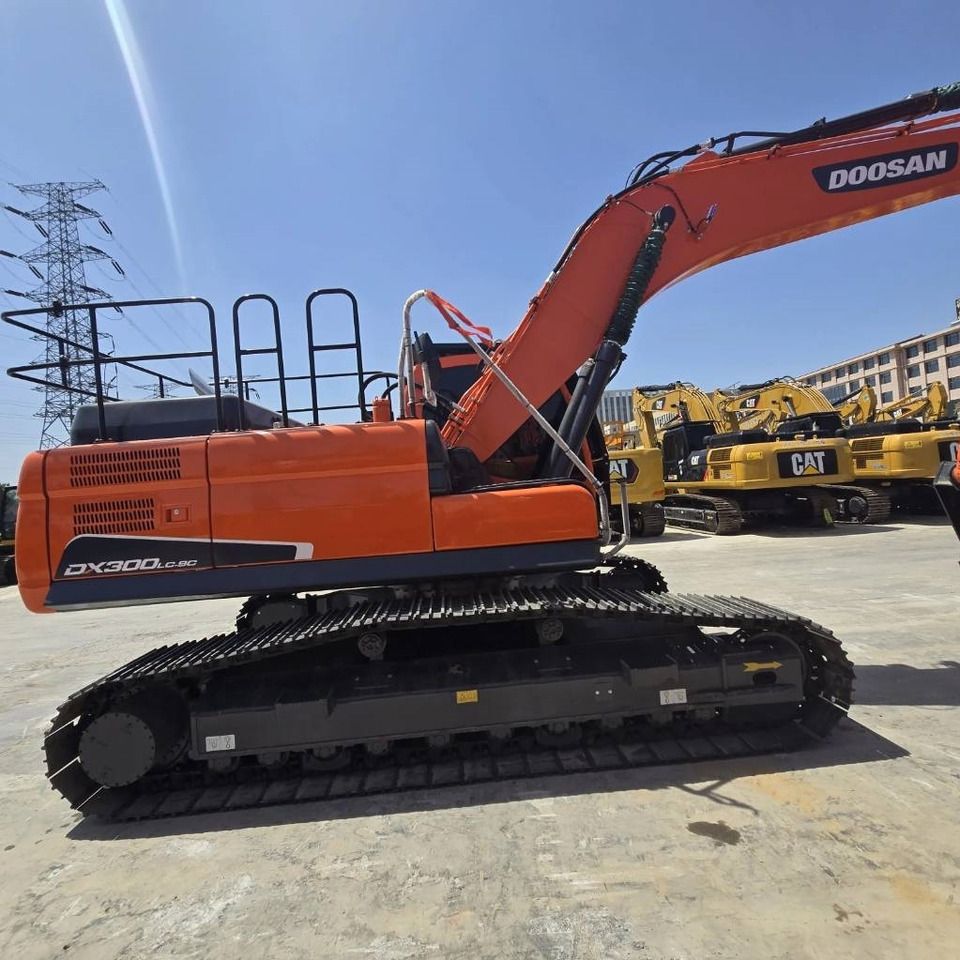 2023 Doosan DX300LC-9C excavator side view 2023 Doosan DX300LC-9C excavator side view