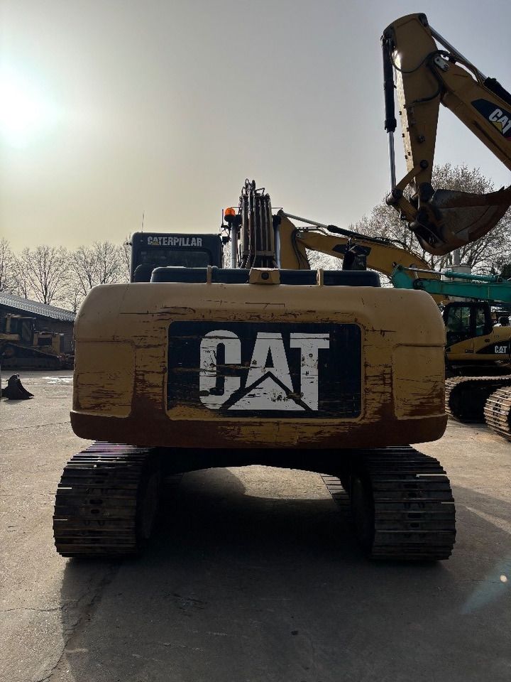 Escavatore cingolato Caterpillar 320DL del 2009, vista posteriore Escavatore cingolato Caterpillar 320DL del 2009, vista posteriore
