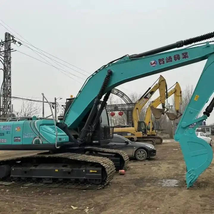 2016 Kobelco SK200 excavator side view 2016 Kobelco SK200 excavator side view