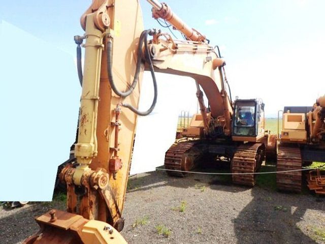 2002 CASE CX 800 crawler excavator, front three-quarter view 2002 CASE CX 800 crawler excavator, front three-quarter view