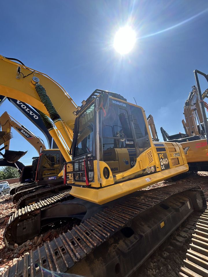 2023 Komatsu PC240-8 crawler excavator, side view 2023 Komatsu PC240-8 crawler excavator, side view