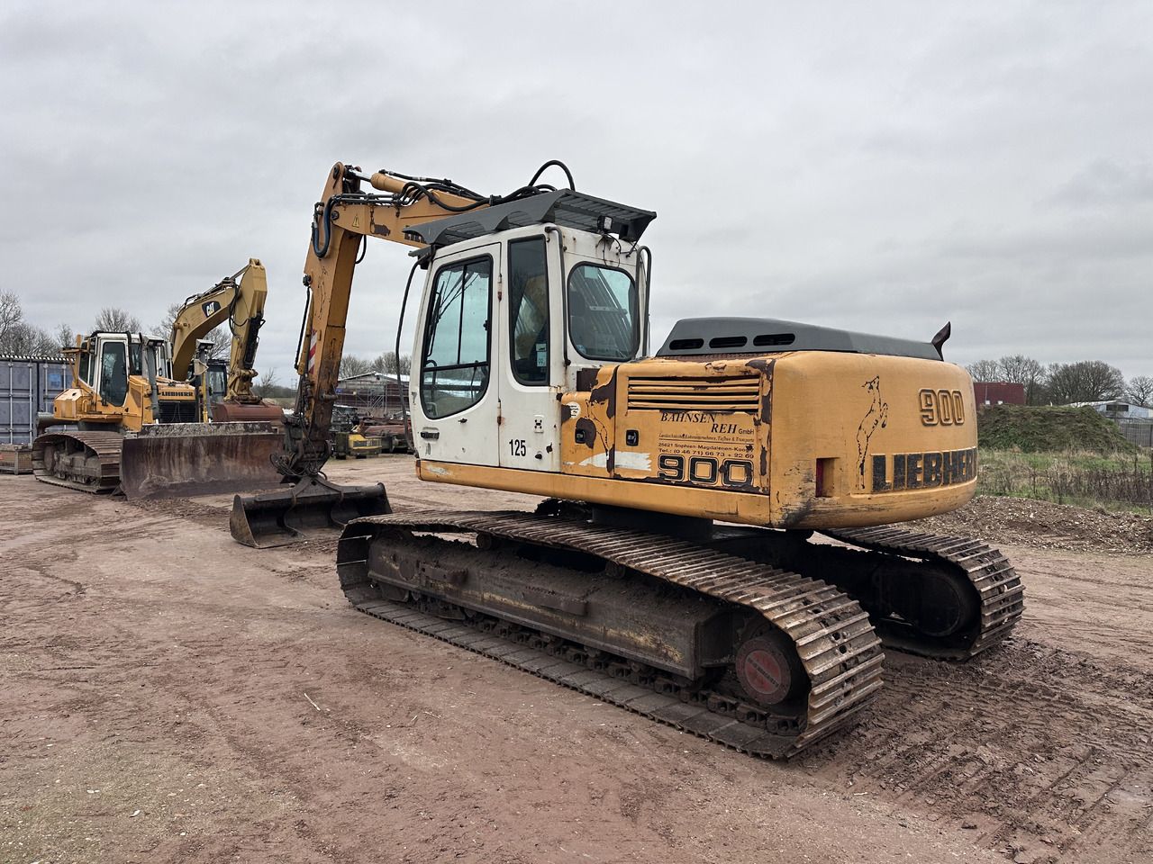 2011 Liebherr R900C crawler excavator, rear three-quarter view 2011 Liebherr R900C crawler excavator, rear three-quarter view