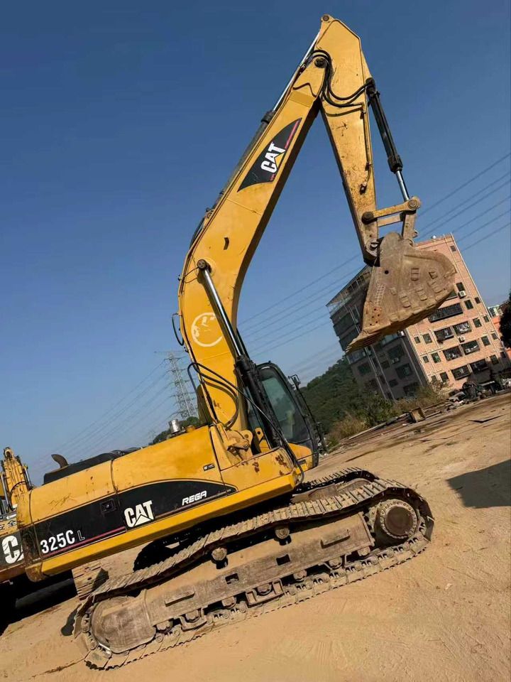 2009 Caterpillar 325CL crawler excavator side view 2009 Caterpillar 325CL crawler excavator side view