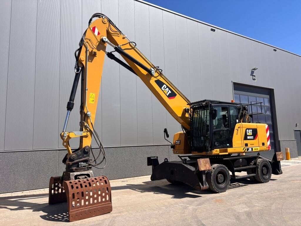 2017 Caterpillar MH3022 material handler, side view 2017 Caterpillar MH3022 material handler, side view