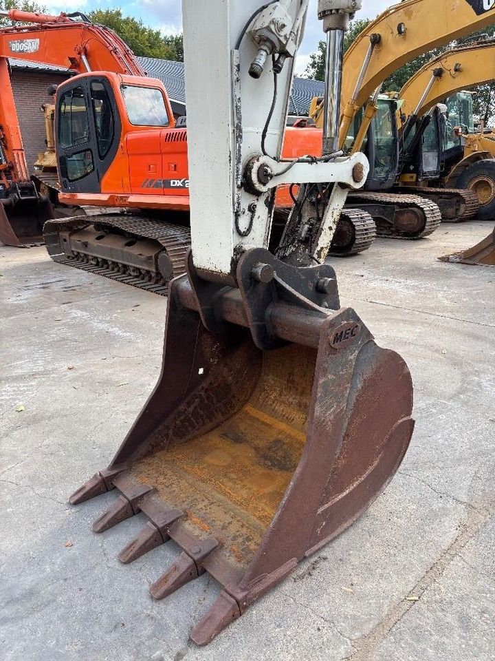 2013 Caterpillar 320E crawler excavator bucket attachment view