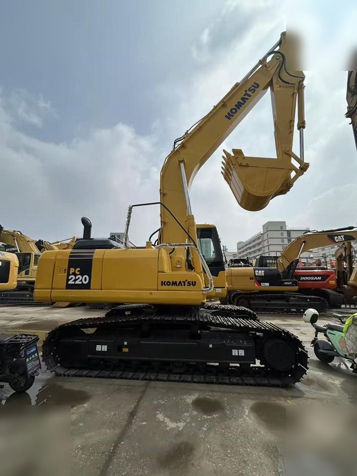 2025 Komatsu PC220-7 crawler excavator, side view 2025 Komatsu PC220-7 crawler excavator, side view