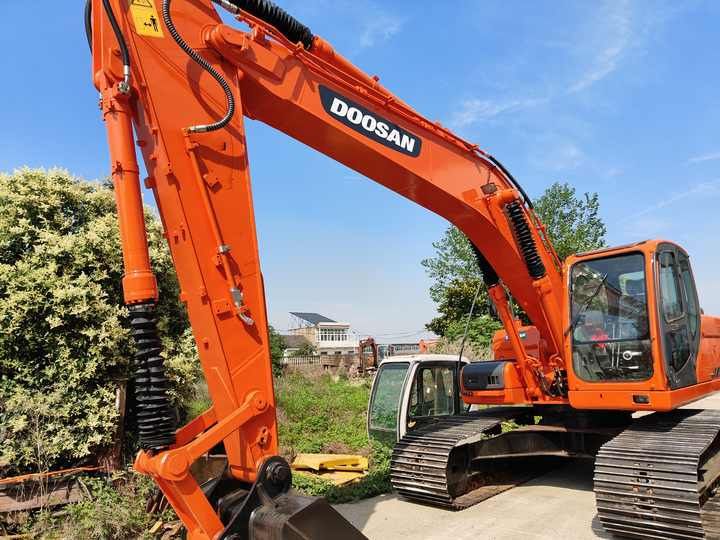 2020 Doosan 225LC Crawler Excavator, side view